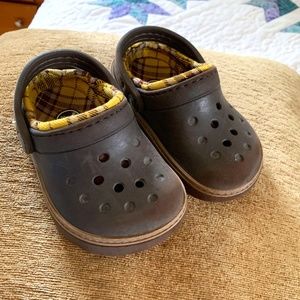 Toddler Boys Flannel-Lined Crocs Size 6/7